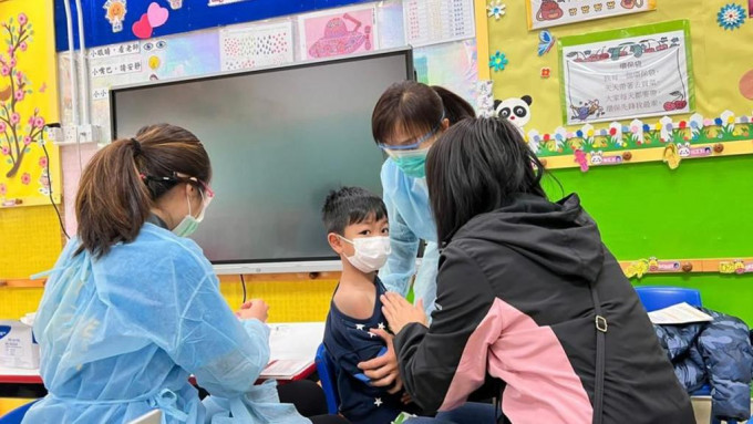 港九街坊婦女會孫方中幼稚園98名學童接種科興疫苗。
