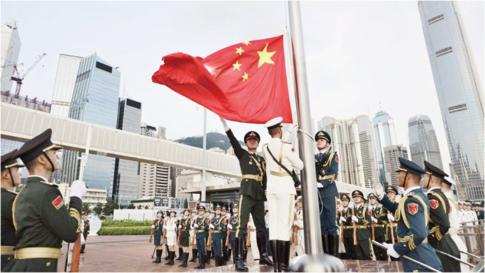 駐港部隊今早在中區軍用碼頭舉行建軍節升旗禮。網圖