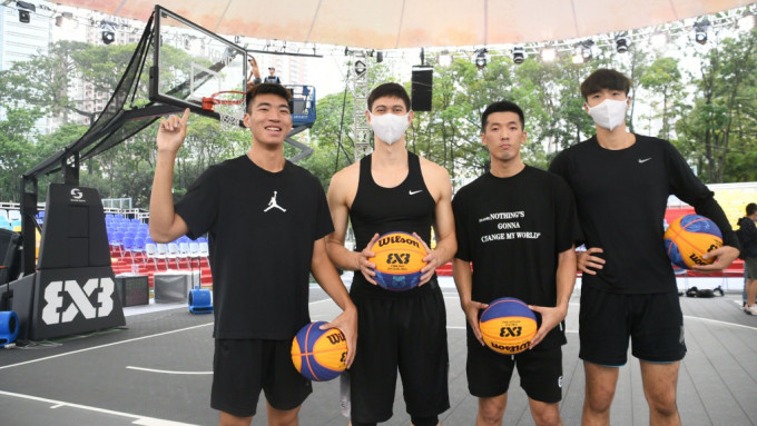   叶耀邦(左起)、朱亮、刘振星、杨嘉骏合组HKG Island出赛。 本报记者摄