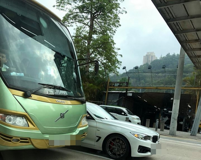 旅遊巴故障停在路中。網民Esther Lau‎圖片
