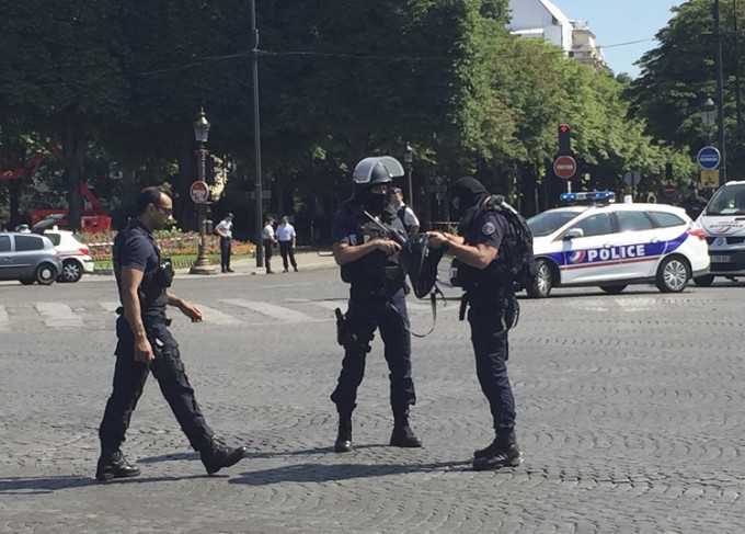 法国近月加强警察驻守。AP图片