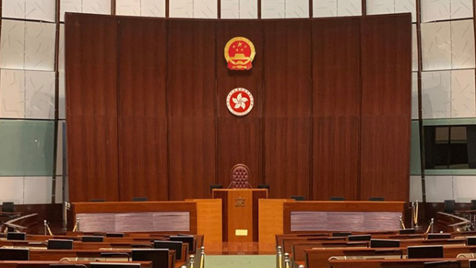 立法会会议厅将悬挂国徽及区徽，工程计划在本月12日前完成。（立法会文件）