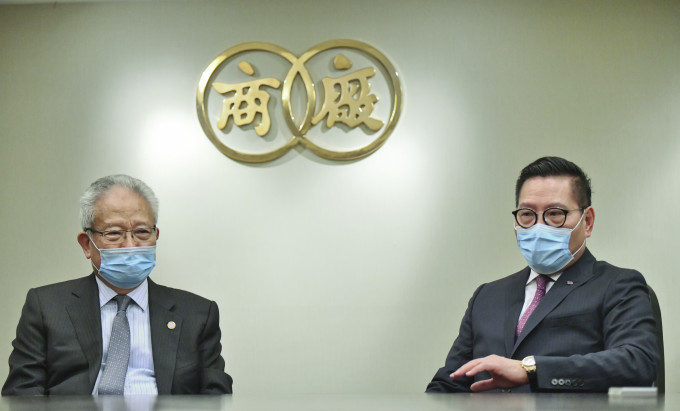 吴宏斌（左）赞扬「接班人」史立德对厂商会会务运作熟悉。卢江球摄