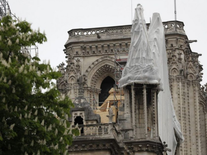 巴黎聖母院受損外露的部份鋪上合成的防水布。AP圖片