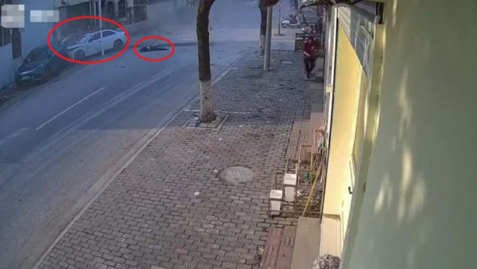 網上影片見有人疑被撞後躺在路面上。網圖