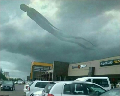 「催狂魔云」清晰看到一个人头及身驱，以及长尾巴，估计超过100米长。网图