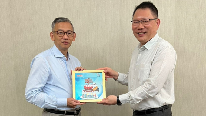胡英明(左)与新加坡贪污调查局局长邓兆庭(右)会面。廉政公署图片