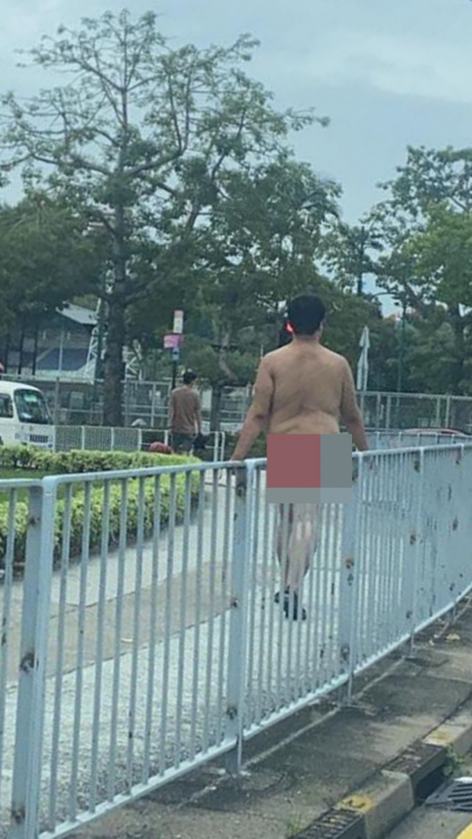 一名全裸男子在街頭行走。Facebook專頁「盡在元朗」圖片