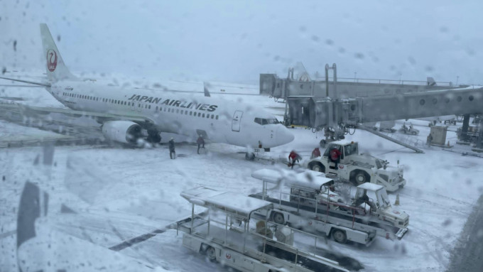 北海道新千岁机场受大雪影响，多个航班受影响。(Masanobu Nishide@facebook)