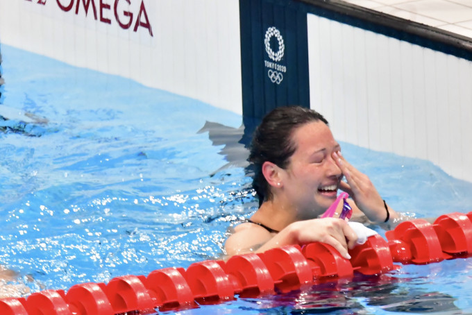 何詩蓓以1分53秒92勇奪奧運女子200米自由泳銀牌，賽後忍不住灑淚。 記者梁柏琛東京直擊
