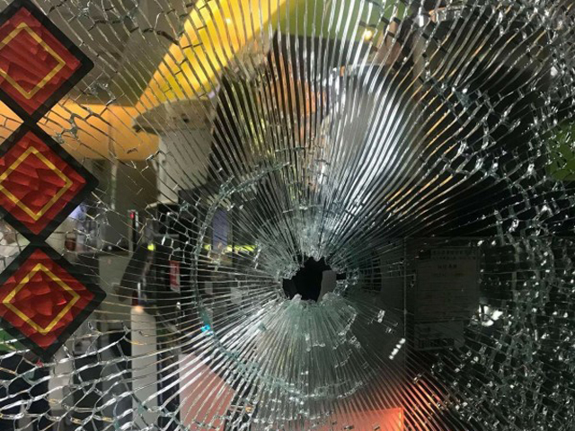 現場一家便利商店玻璃疑被流彈擊中爆開破裂。 網上圖片