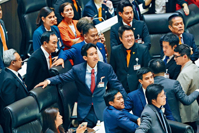 泰國國會周四投票選舉首相，唯一候選人、前進黨黨魁皮塔（第二排左一）注視投票結果。