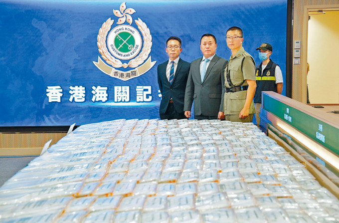 香港海關方向榮(中)、曾建邦(左)及王紀翔(右)講述破獲本年來最大宗毒品案的詳情。