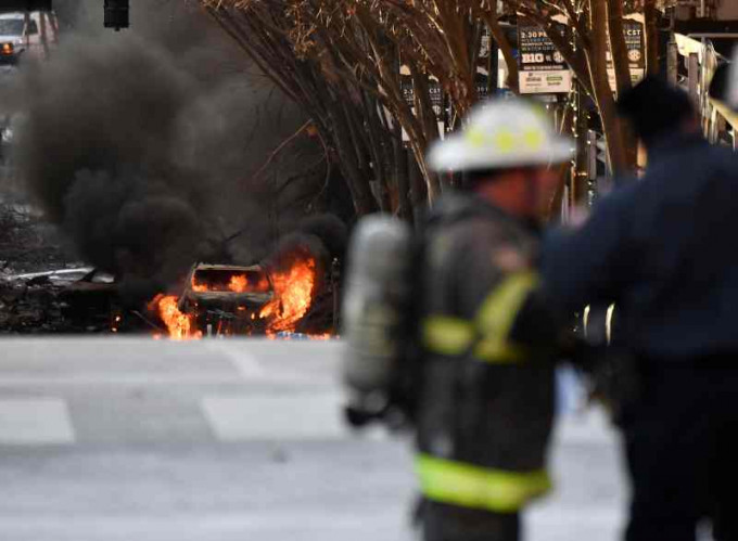 事發街道汽車爆炸後起火濃煙滾滾。AP