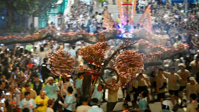 中秋大坑舞火龙等传统活动吸引不少旅客前来港观赏。苏正谦摄