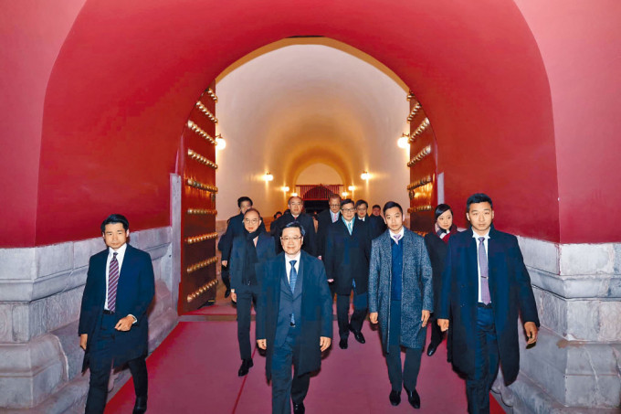 莊漢麒2019年晉升警司，去年出任行政長官副官，他（前排右二）早前陪同特首李家超訪問北京。