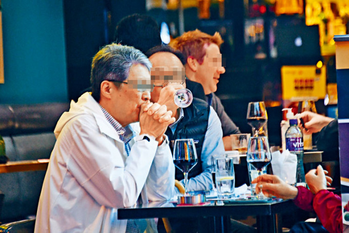 新冠肺炎疫情下，蘭桂坊的酒吧仍有市民及遊客光顧。