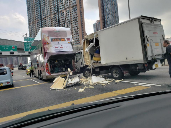 九巴268C线与的士及货车相撞，九巴车尾损毁。网民Lala Siu/ fb群组「香港交通突发报料区」
