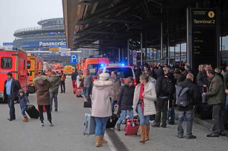 数以百计乘客疏散到航站外。AP