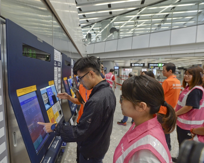 内地媒体报道「十一」黄金周假期头尾两日，多个城市往返香港的车票已售罄。