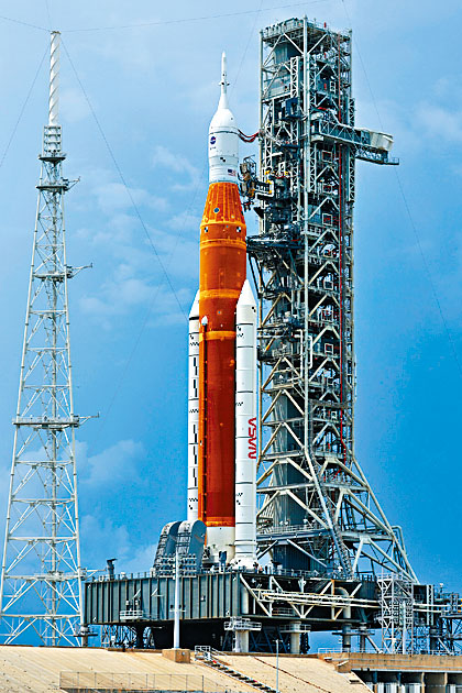 阿提米絲一號強力火箭在甘迺迪太空中心發射台就位。