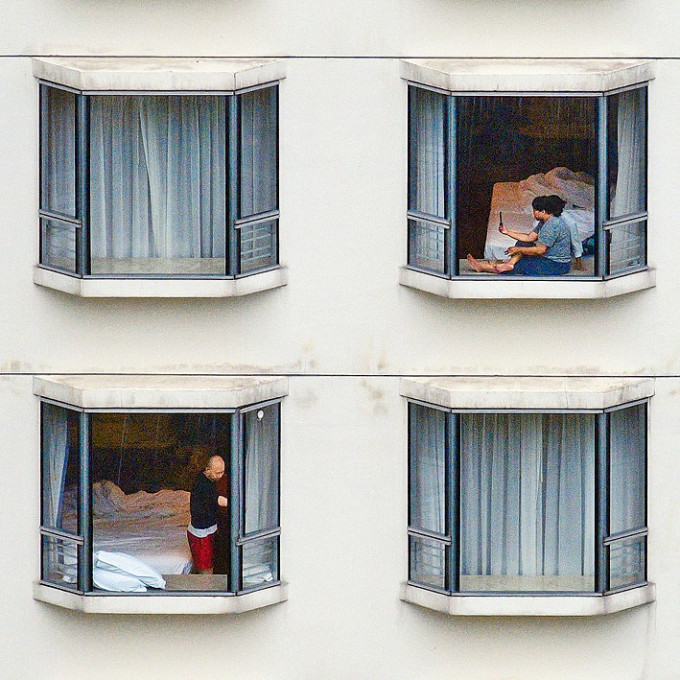 黄竹坑一家指定检疫酒店内，住客在房间拍照闲逛打发时间。