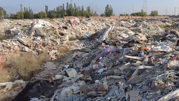 寧夏銀川300多畝農田變垃圾場，最新消息指多名相關人員被停職。