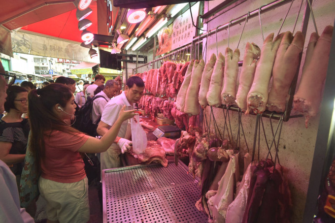 本港今日恢復活豬供應，不過零售價普遍上升。 資料圖片