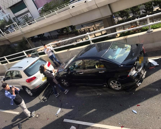 多辆私家车牵涉意外。香港突发事故报料区