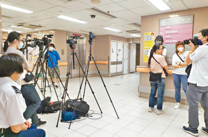 大批传媒在阿Mo所留医的深切治疗病房外守候。