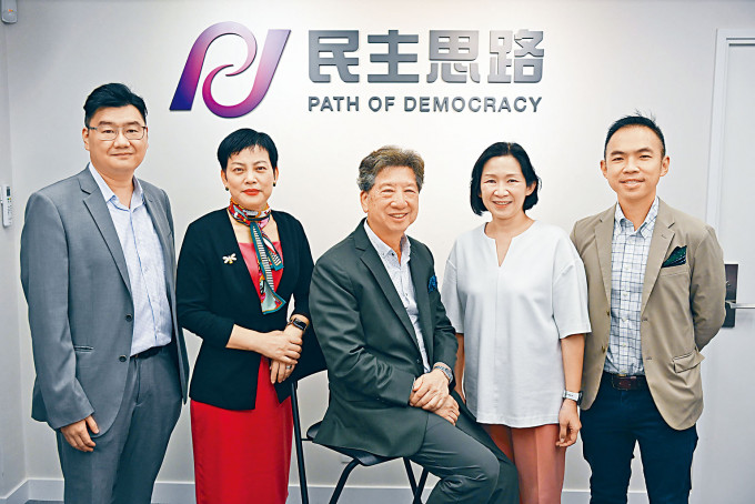 湯家驊（中）與民主思路四名擬參選的成員陳進雄（左起）、麥慶歡、姚潔凝及黃穎灝接受本報專訪。