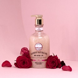  ON:THE BODY法国黑玫瑰磨砂沐浴露含以色列死海盐成分配合玫瑰精油，沐浴同时温和去角质，锁水保湿。（售价$69.9；万宁独家发售）