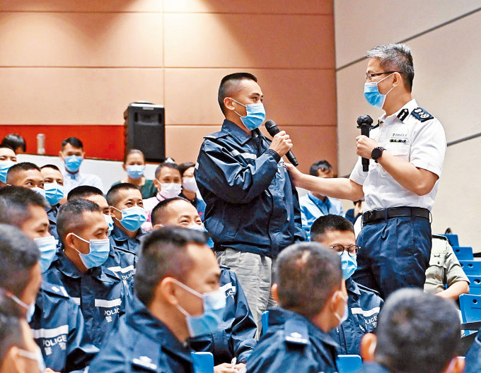 ■「新一哥」蕭澤頤昨與見習督察及學警分享警務工作心得及經驗。