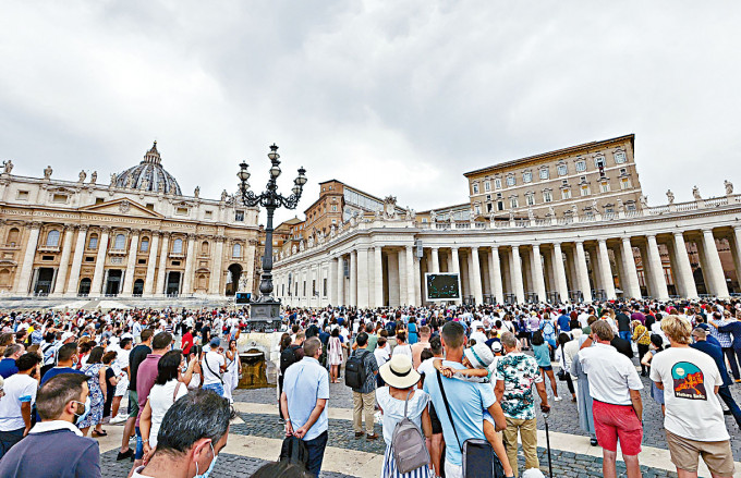 ■梵蒂冈圣彼德广场上的信徒。