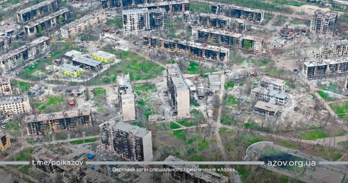 周日发布的马里乌波尔照片显示，市内经历炮火后建筑物严重损毁。