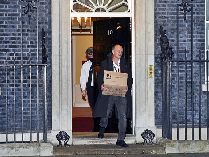 卡明斯被傳媒拍到手持紙箱離開唐寧街10號首相府。AP圖片