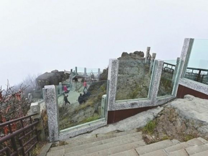 四川峨眉山攝身崖的金剛嘴景點上，多了一道玻璃牆，令不少遊客大呼不和諧、不自然。（網圖）