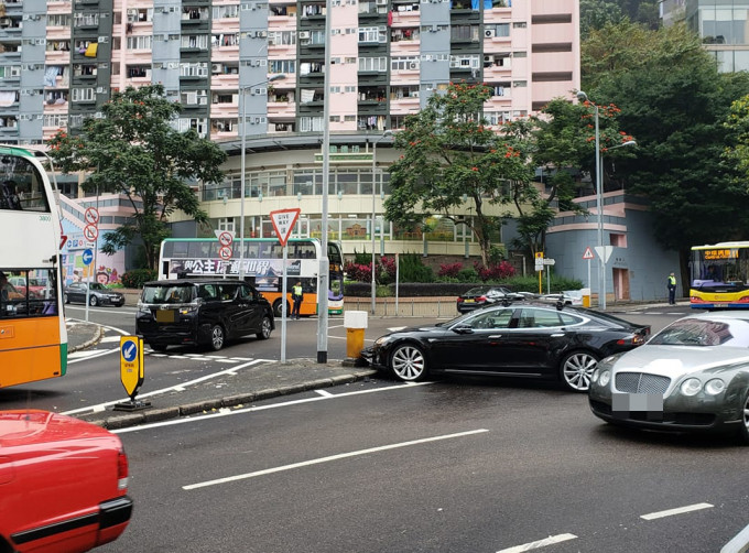电动车与的士相撞后，冲上石壆停低。 香港突发事故报料区FB/网民Frankie Wong图。