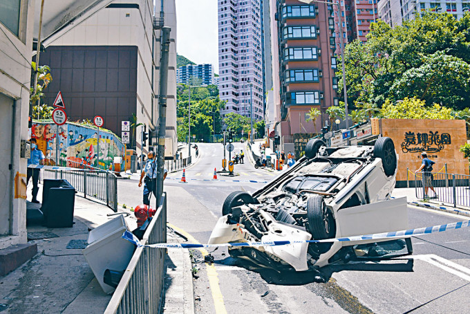 私家車撞塌交通燈柱後翻轉。