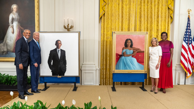奥巴马夫妇白宫官方肖像揭幕。AP