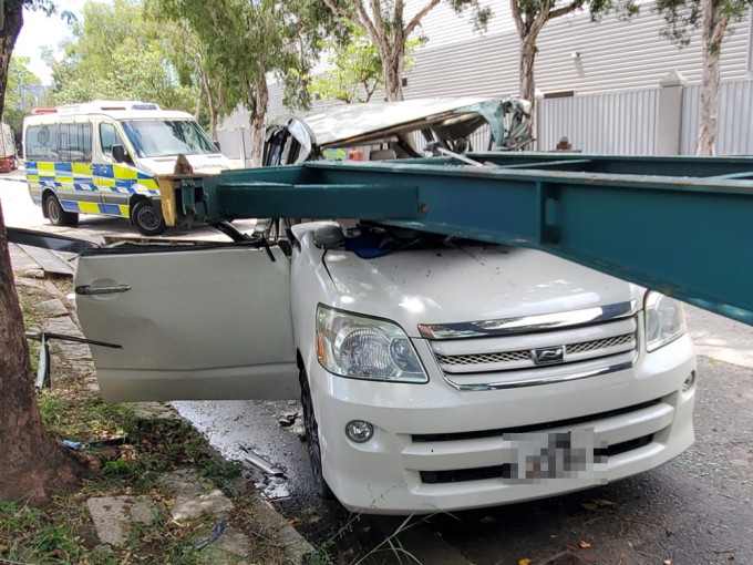元朗一辆白色七人车突然失控撞向货柜拖架，司机昏迷送院抢救后不治。