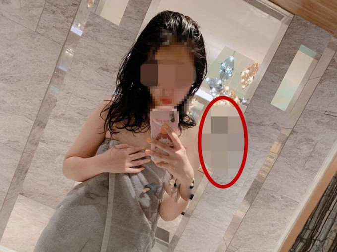 大連一名女子在網絡貼出澡堂自拍照，背後卻有裸女入鏡（紅圈位置），她辯稱畫面不清楚拒刪除。（網圖）