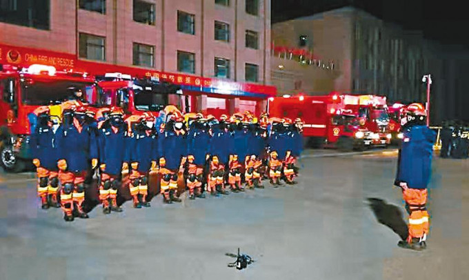青海西宁消防救援队员集合前往地震震央地区。