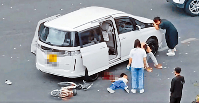 掛有粵港兩地車牌的七人車在中山撞倒踏單車男童，一對男女悲慟不已。