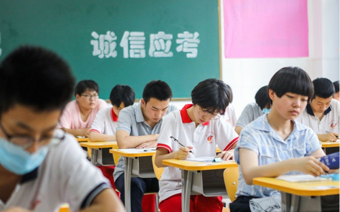 有消息指内地将计划禁止学生假期补习。新华社图片。
