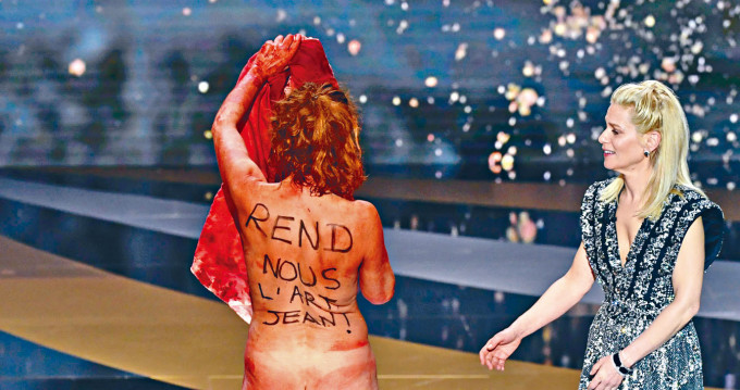 ■女星玛谢罗在台上全身赤裸抗议。