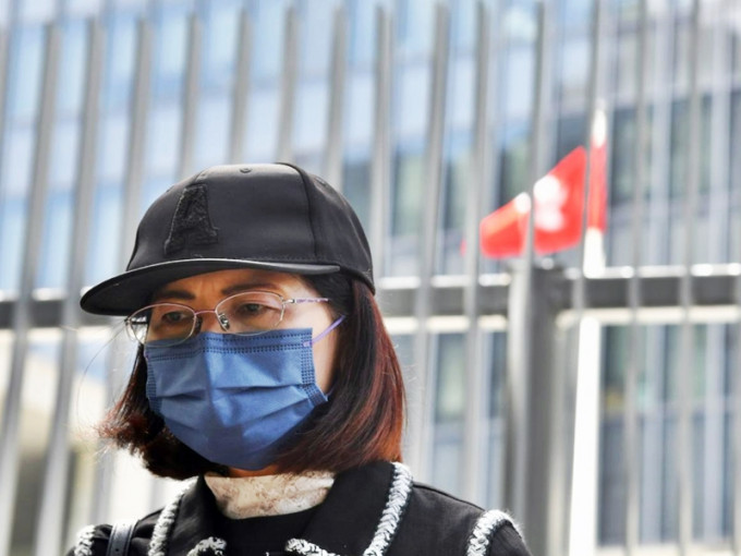 台湾杀人案死者潘晓颖的母亲潘妈妈，今早邀请疑凶陈同佳及管浩鸣等人到政总外对质，惟所有人均没有到场。