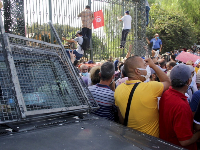 支持赛义德和支持其他政党的示威者，周一在国会大楼外对峙。AP相片