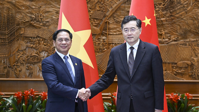 中国国务委员兼外长秦刚（右）在北京会见越南外长裴青山。新华社