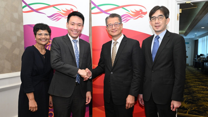 陈茂波（右二）和引进重点企业办公室主任容伟雄（右一）与马来西亚金融科技协会代表会面。政府新闻处图片